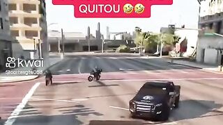 Roubei a moto desse otária