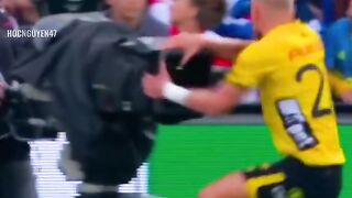 FOOTBALL RESPECT MOMENT