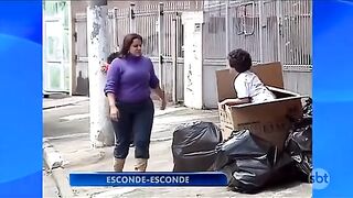 Mulher se assusta achando que o menino ainda está dentro da caixa