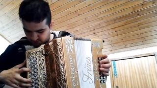 Admire Marcelo Cruz, a fantastic concertina player.
