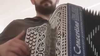Admire Marcelo Cruz, a fantastic concertina player
