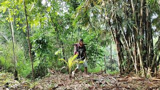 Solo camping makes a bamboo shelter for sleeping