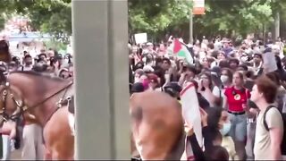 Students defy Texas police: "You Don't Scare Us"