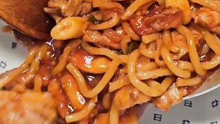 Spicy chunky pork chow mein #dry rice now #chow mein #healing food #late night drug release #stir fried udon noodles