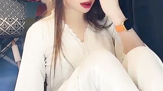 Gril dans video hit short