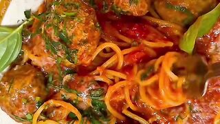 Respect other people's eating habits, but when it comes to efficiency, chopsticks are the way to go #spaghetti #spaghettieating