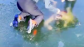 هده المرة سارت الامور بشكل خاطىء  تحت الجليد