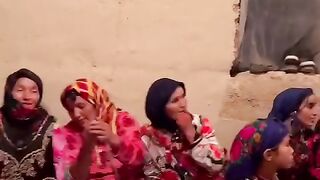 فقراء في العيش وأغنياء في السعادة