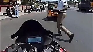Police vs bike ???? Chase policeman