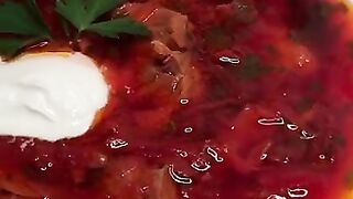 Вкусный и наваристый красный борщ.