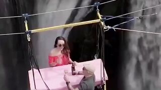 In Brazil, they began to practice new types of dates, relaxing on a hammock, photo sessions at great heights next to a waterfall.