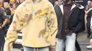 Travis Scott pull up to watch basketball