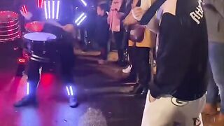 رغم يده المكسورة إلا أنه قدم أفضل رقصة مغربية في عرض أوربي