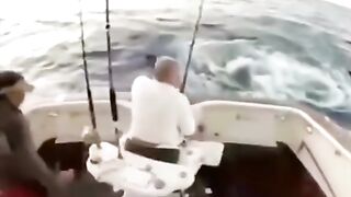Itni bari fish ???? khud Pani m