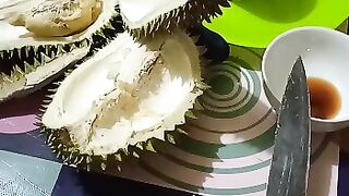 Eat durian fruit while drinking black coffee
