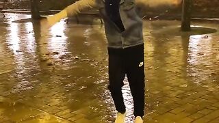 مغربي أدهش بنات أوربيات برقصته العجيبة
