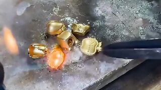 شاهد الطريقة المذهلة التي صنع بها هذا الفنان خاتما ذهبيا