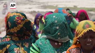 Hindu pilgrims in Pakistan attend rituals at annual festival.