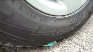 Esmagando coisas crocantes e macias de carro! CARRO EXPERIMENTAL vs GELO GIGANTE