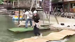المرح في الترامبولين الحديقة المائية