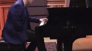 One-handed concert pianist tackling an arrangement of a ridiculously hard piece (even for two hands)