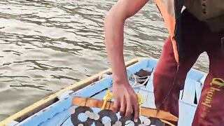 नदी से निकालते हैं सिक्के ???? #shorts #shortfeed #ytshorts @MRINDIANHACKER @CrazyXYZ.