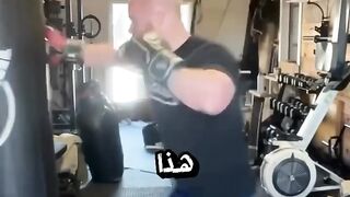 فتاة تقضي وقتا رائعا مع أبيها في الجيم