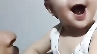 الرضيع يقبل أباه ماشاء الله