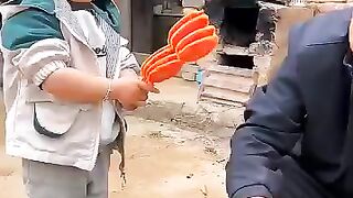 برجر صيني تنظر دجاج مشوي على طبق حجر