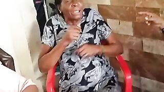 Mamá bailando salsa