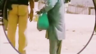 Bechary ghareeb se paisaa mangty hoyee ????????