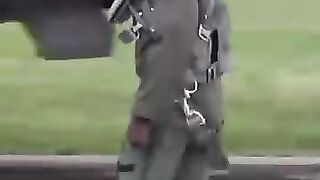 Piloto de combate saludando