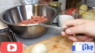 Мясные шарики в томатном соусе с картошкой в духовке..