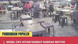 Mobil CRV hitam ngebut nabrak motor pengunjung sate taichan