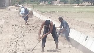 Mazdoron KO ujrat Kam Di jarhi hi