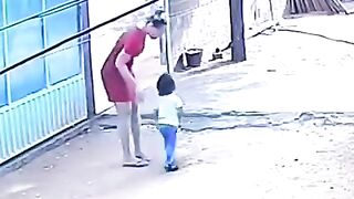ام انقذة ابنه على اخر لحظه