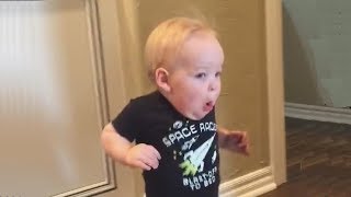 Bébé rigolo