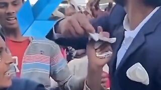 Larki ne ye kia kar dia ????