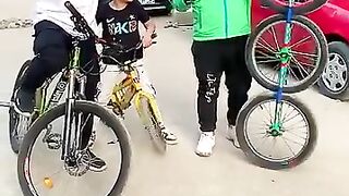جاي يتحداني بعجلة غريبة