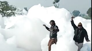Badal achanak Zameen par aa gaye hain ????????
