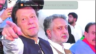 Imran Khan larki ko oshara kar raha hai ????????
