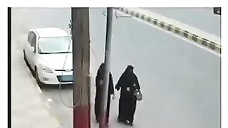 Dosri aurtoo ki hifazat kro