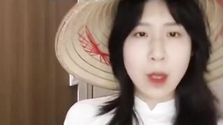this lady counting in Vietnamese on beat