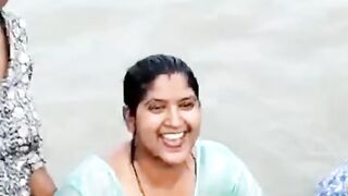 The feeling of bathing on the sea shore is actually very beautiful