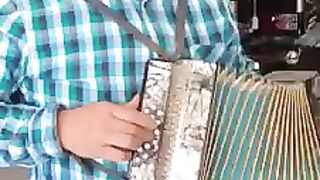 Quando se sabe tocar mesmo numa concertina pequena tocasse bem como o Davide