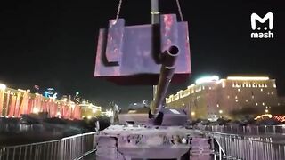 Russian heavyweight bends the trunk right in Moscow . Video 18+.