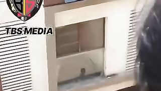موقف مرعب طفل صغير يتسلق شباك