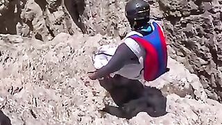 Atrevido vuelo con traje de alas