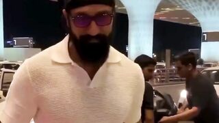 Vicky Kaushal Spotted at Airport #vickykaushal #short #shorts #trending #viral #bollywood #viralshorts