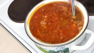 Солянка с огурцами и колбасой.